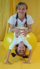 Bild "Yoga für Kinder mit Körperbehinderung:einfuehrung_k-yoga_emine_60.jpg"